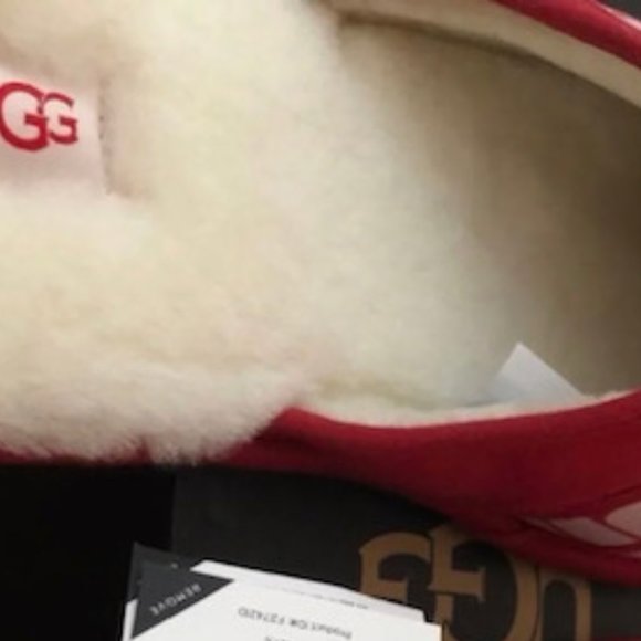 UGG Scuff Graphic Band Red Slipper. Sheepskin. Wool. Size: 10, 12 - Picture 8 of 8
